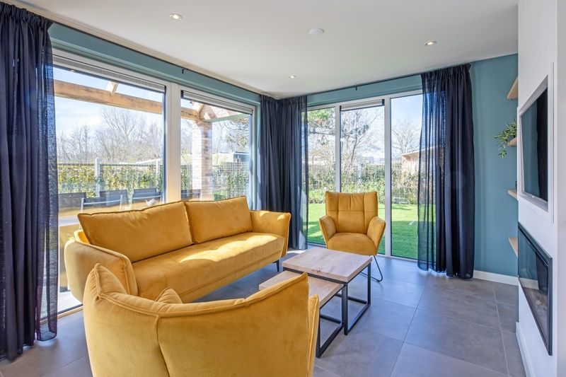 Helles und geraeumiges Ess- und Wohnzimmer im Bungalowpark 't Luwe Land, Nieuw Vredelust, Texel, mit moderner Ausstattung.