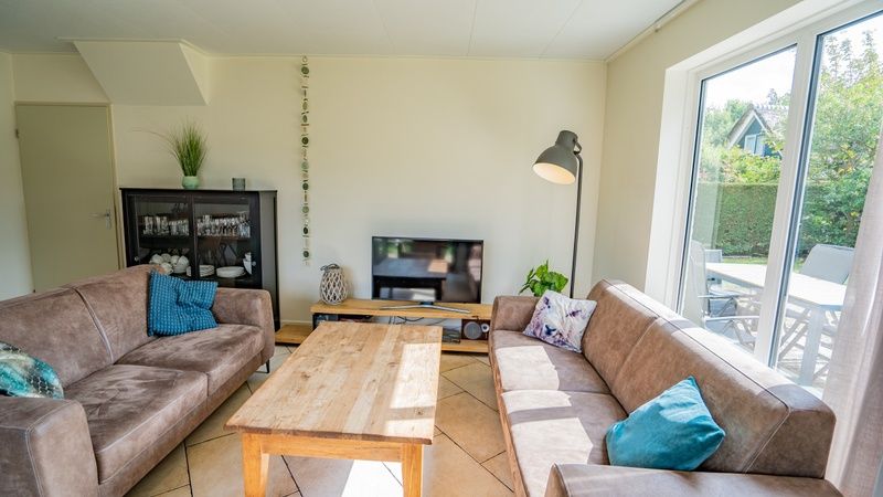 Gemuetliches Wohnzimmer im Ferienhaus 't Hoogelandt 134A, De Dennen, Texel mit bequemer Sitzecke.
