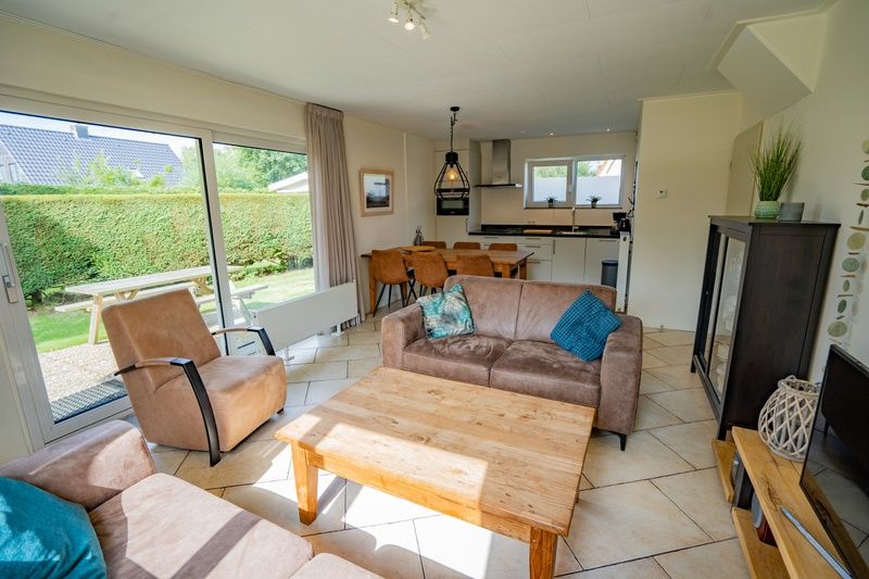 Offener Wohnbereich im Ferienhaus 't Hoogelandt 134A, De Dennen, Texel mit Kueche und Essbereich.