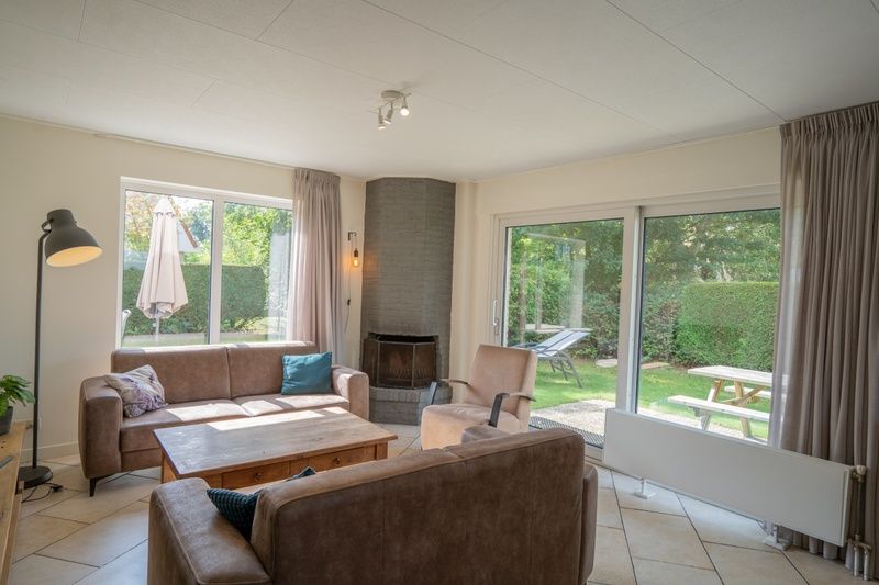 Helles Wohnzimmer mit Kamin im Ferienhaus 't Hoogelandt 134A, De Dennen, Texel.