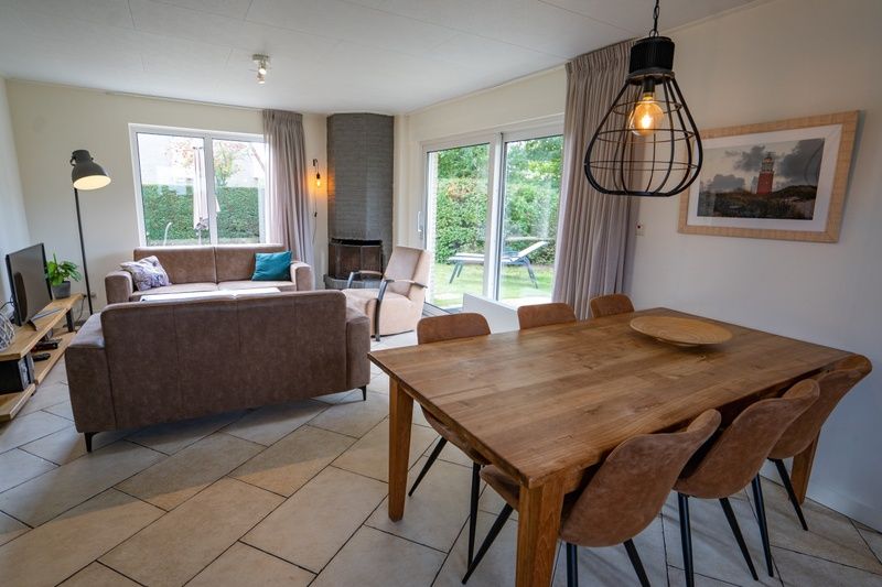 Esszimmer mit Blick auf den Garten im Ferienhaus 't Hoogelandt 134A, De Dennen, Texel.