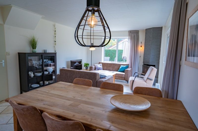 Stilvolles Esszimmer im Ferienhaus 't Hoogelandt 134A, De Dennen, Texel mit moderner Beleuchtung.