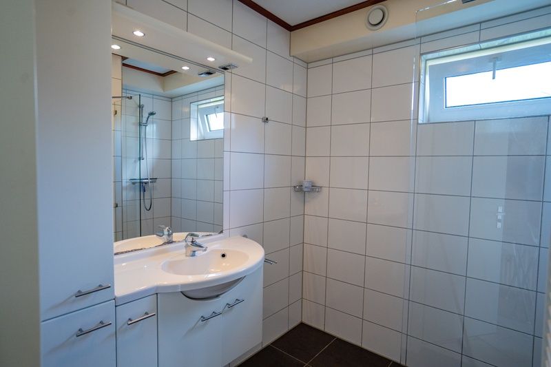 Modernes Badezimmer mit Dusche im Ferienhaus 't Hoogelandt 134A, De Dennen, Texel.