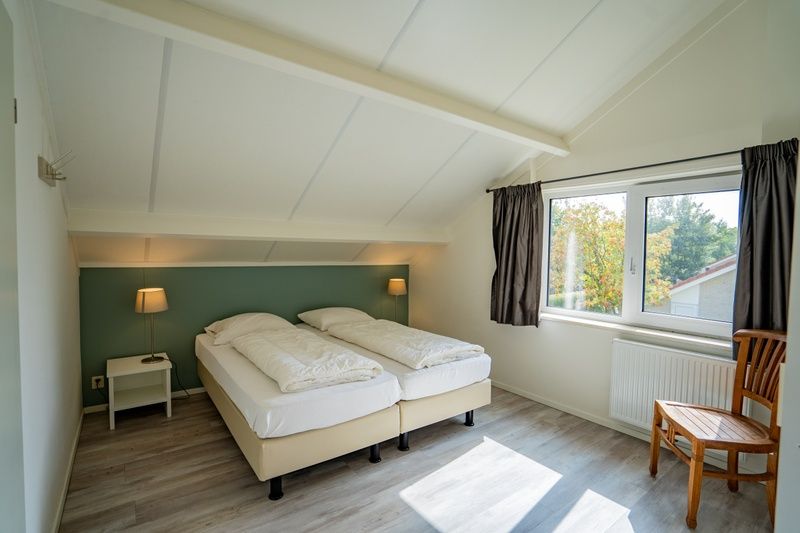 Helles Schlafzimmer mit Aussicht im Ferienhaus 't Hoogelandt 134A, De Dennen, Texel.