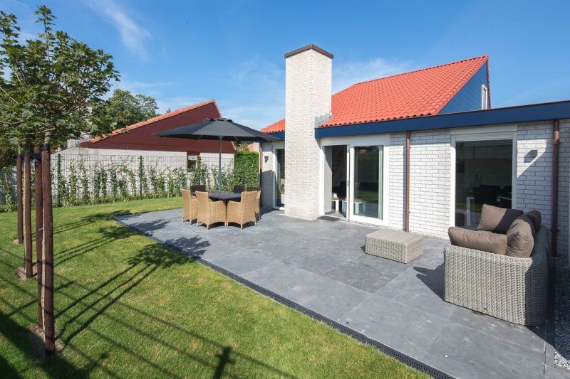 Ontspan op het zonnige terras van Bungalowpark Gortersmient in De Dennen, Texel.