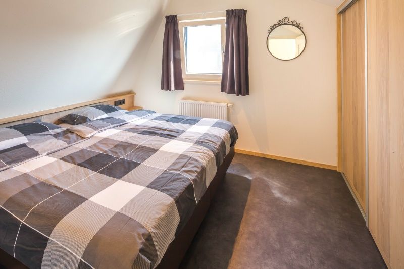 Ruime tweepersoonsslaapkamer in vakantiehuis Gortersmient 206, De Dennen, Texel.