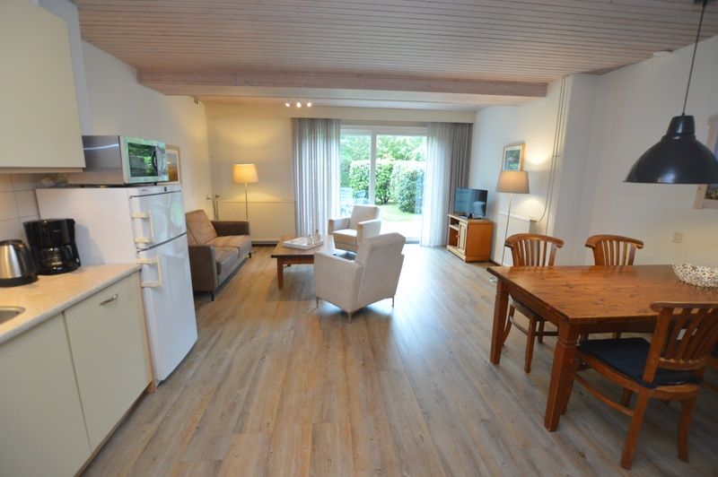 Ruime woonkamer van Anjer in De Dennen, Texel met zithoek en eethoek.