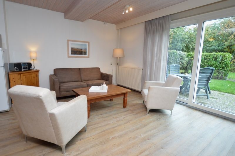 Gezellige zithoek in Anjer, vakantiehuis in De Dennen, Texel met veel natuurlijk licht.