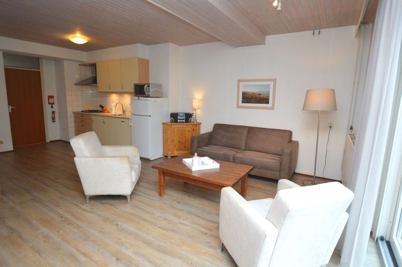 Open keuken en woonkamer in Anjer, vakantiehuis in De Dennen, Texel.