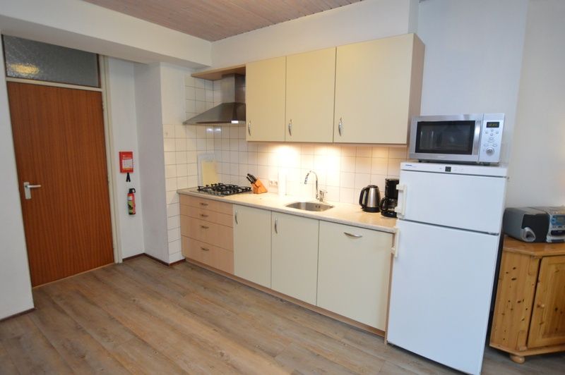 Volledig uitgeruste keuken in Anjer, vakantiehuis in De Dennen, Texel met moderne apparatuur.
