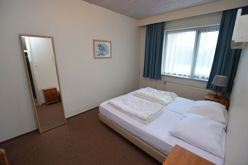 Slaapkamer in Anjer, vakantiehuis in De Dennen, Texel met comfortabel tweepersoonsbed.