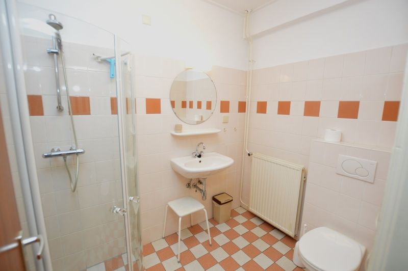 Moderne badkamer in Anjer, vakantiehuis in De Dennen, Texel met douche en wastafel.