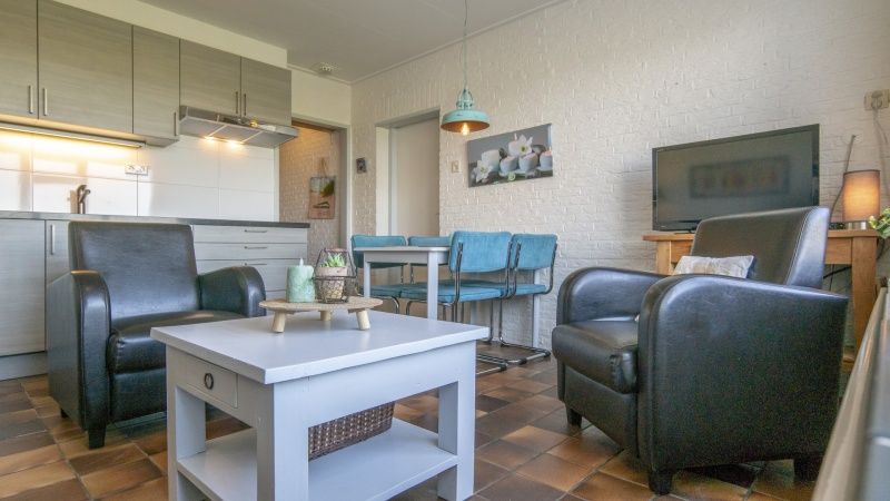 Moderne Kueche und gemuetliche Sitzecke im Ferienhaus Hans, Texel.