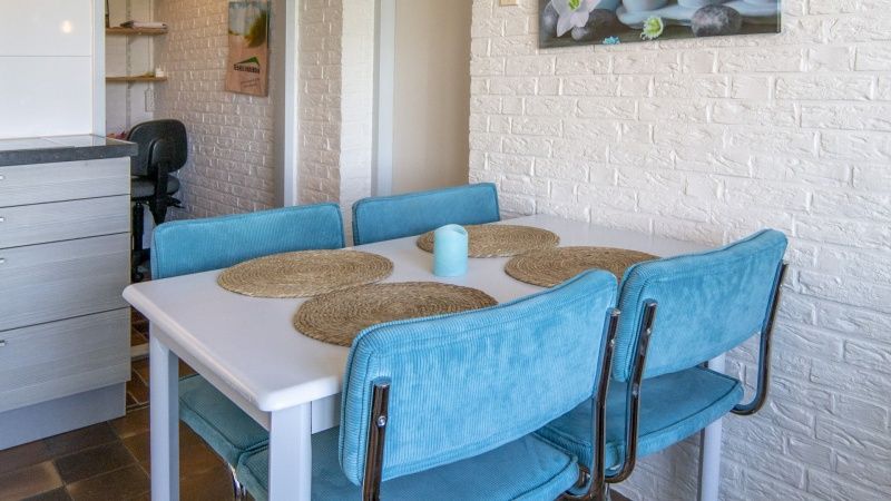 Essecke mit blauen Stuehlen im Ferienhaus Hans, De Dennen, Texel.