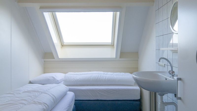 Schlafzimmer mit Dachfenster im Ferienhaus Hans, De Dennen, Texel.