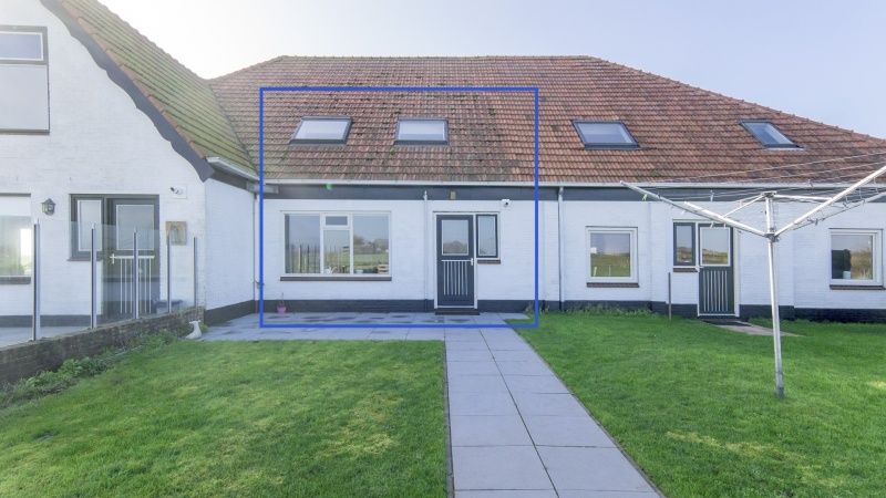 Hinterhof des Ferienhauses Hans in De Dennen, Texel mit Terrasse.