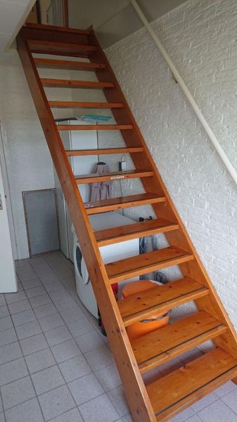 Holztreppe zum Obergeschoss im Ferienhaus Hans, De Dennen, Texel.