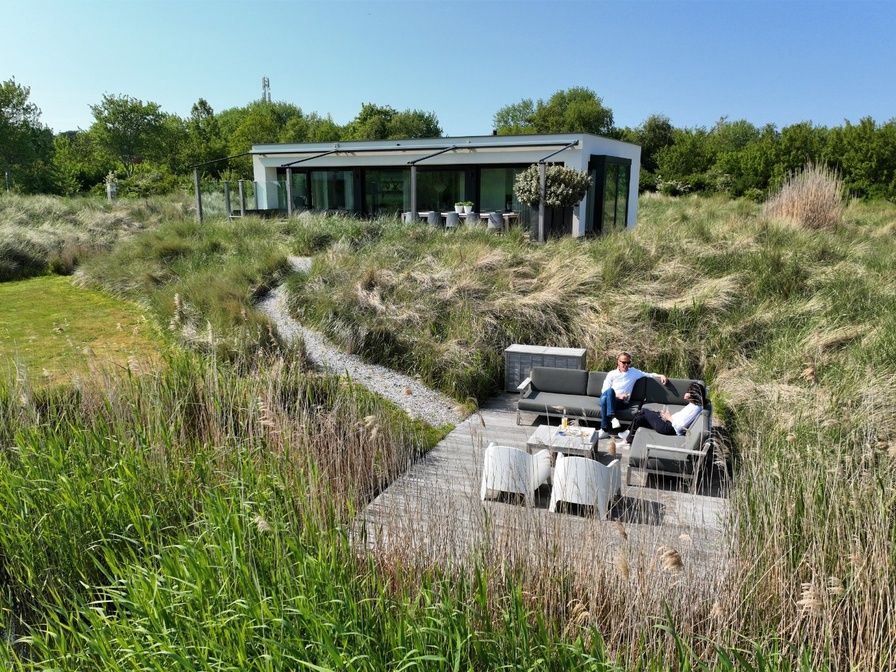 Villa Serendipity in De Dennen, Texel, vakantiehuis met terras omgeven door duinen en natuur.