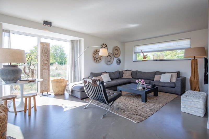 Stijlvolle woonkamer van Villa Serendipity in De Dennen, Texel, vakantiehuis met veel lichtinval.