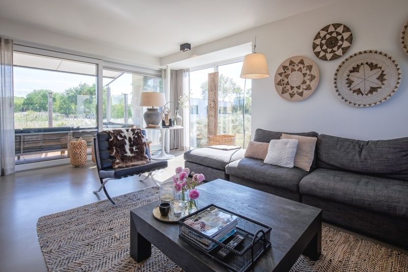 Gezellige binnenruimte van Villa Serendipity in De Dennen, Texel, vakantiehuis met uitzicht op de natuur.