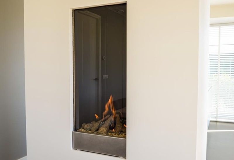 Moderne open haard in Villa Serendipity, vakantiehuis in De Dennen, Texel voor extra sfeer.