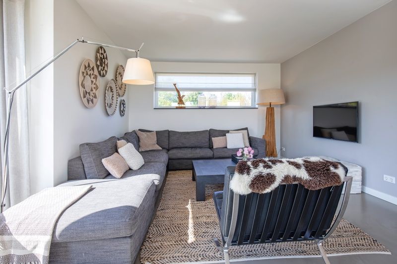 Luxe woonkamer van Villa Serendipity, vakantiehuis in De Dennen, Texel, met stijlvolle inrichting.