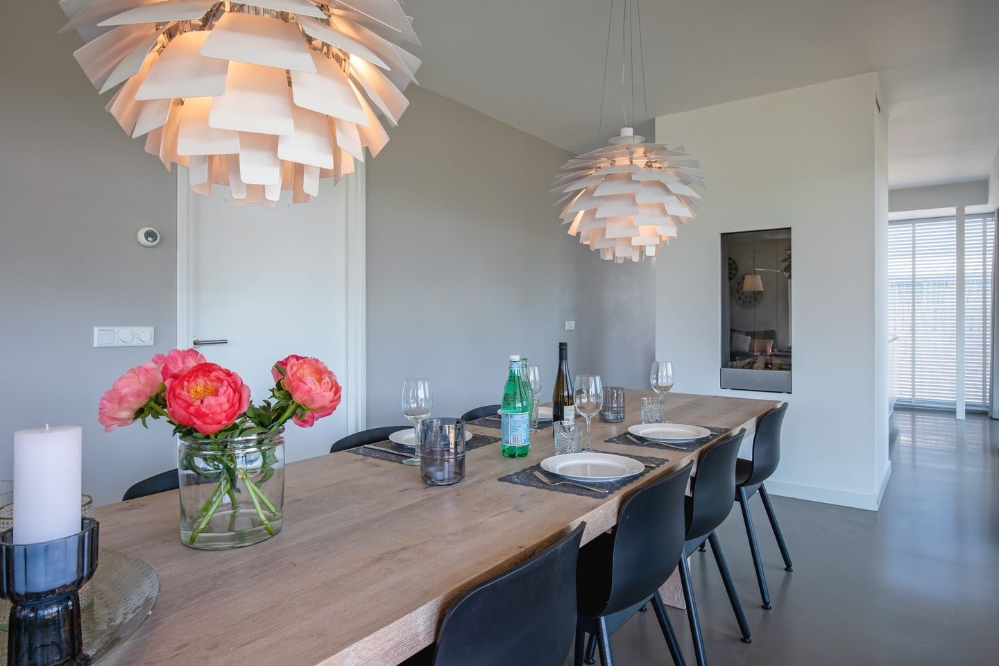 Elegante eetruimte met bloemen in Villa Serendipity, vakantiehuis in De Dennen, Texel.