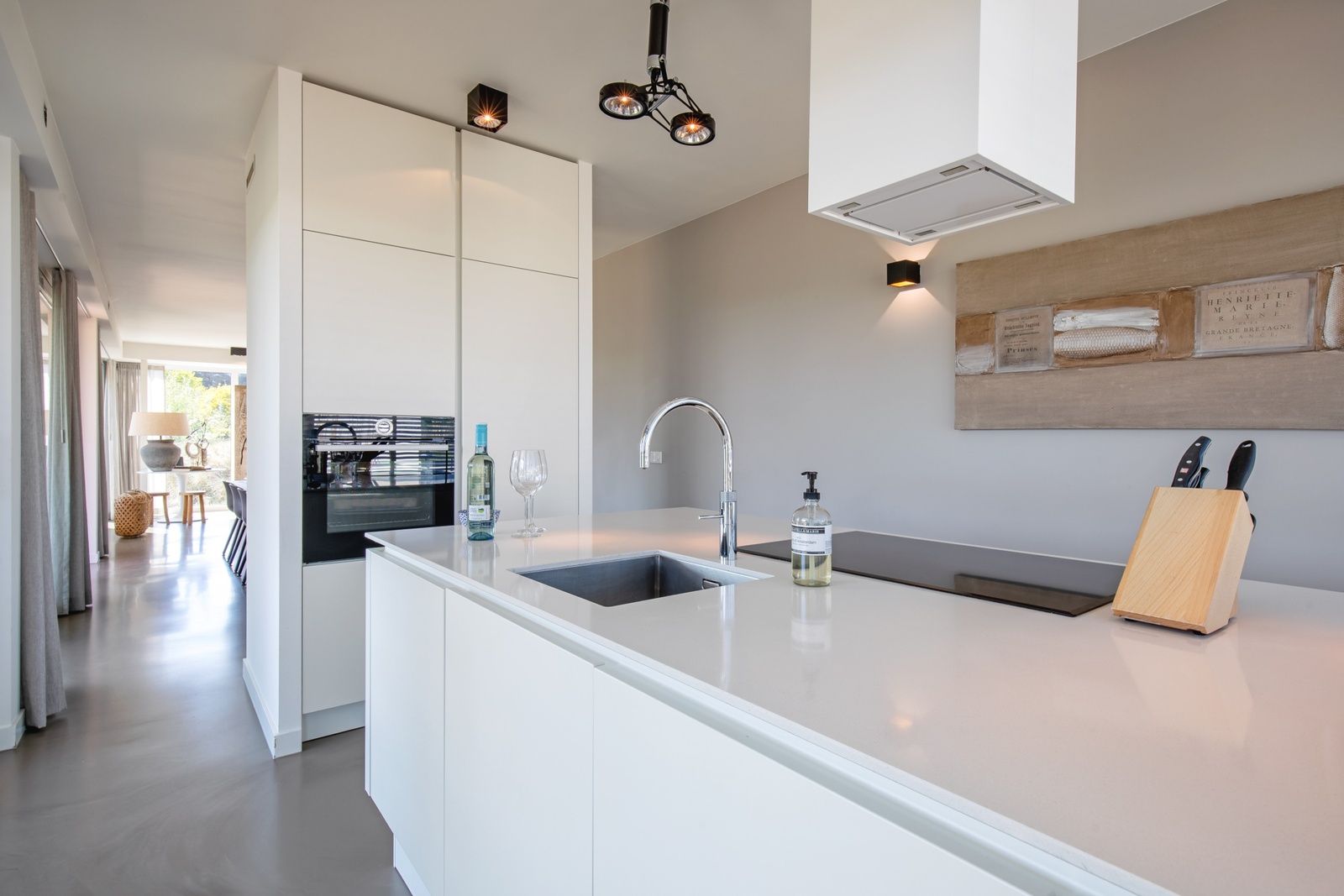 Moderne keuken in Villa Serendipity, vakantiehuis in De Dennen, Texel, met strakke afwerking.