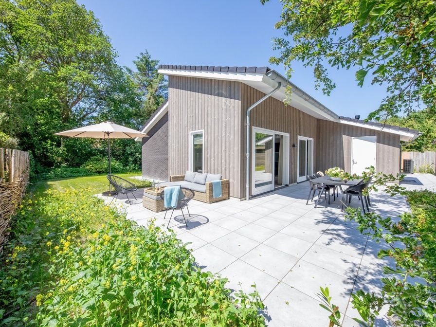 Tormentil vakantiehuis in De Dennen, Texel met zonnig terras en groene tuin.