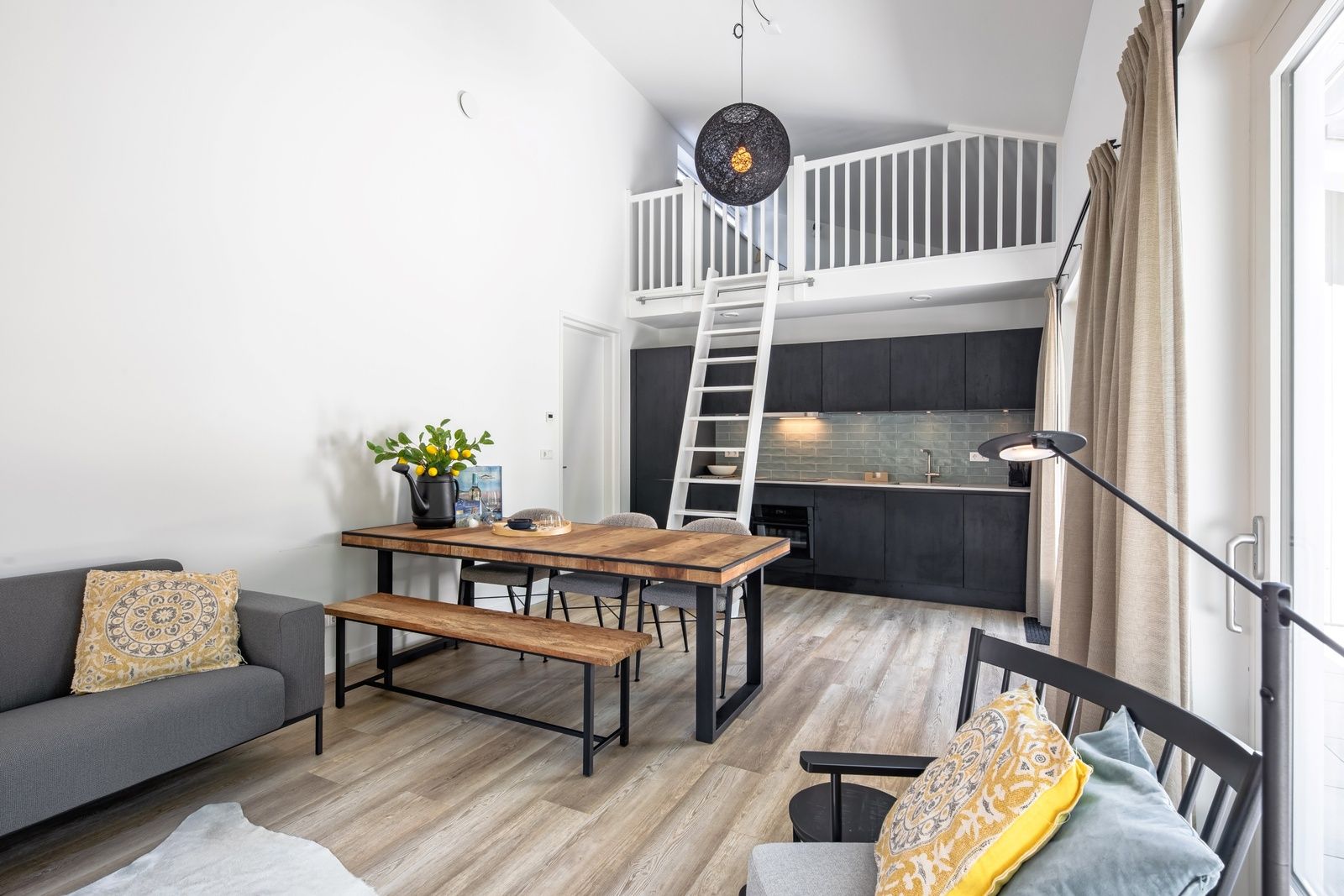 Moderne binnenruimte van Tormentil in De Dennen, Texel met keuken en eetgedeelte.