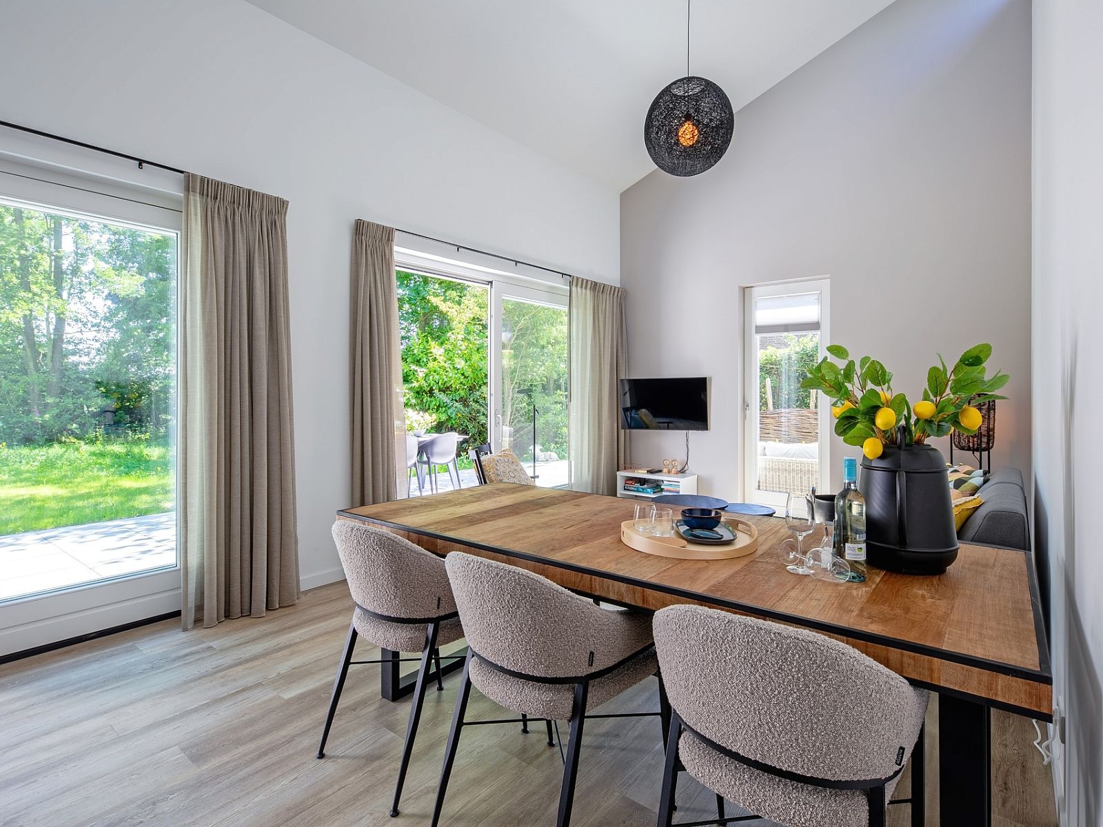 Eetkamer in Tormentil vakantiehuis, De Dennen, Texel met veel natuurlijk licht.
