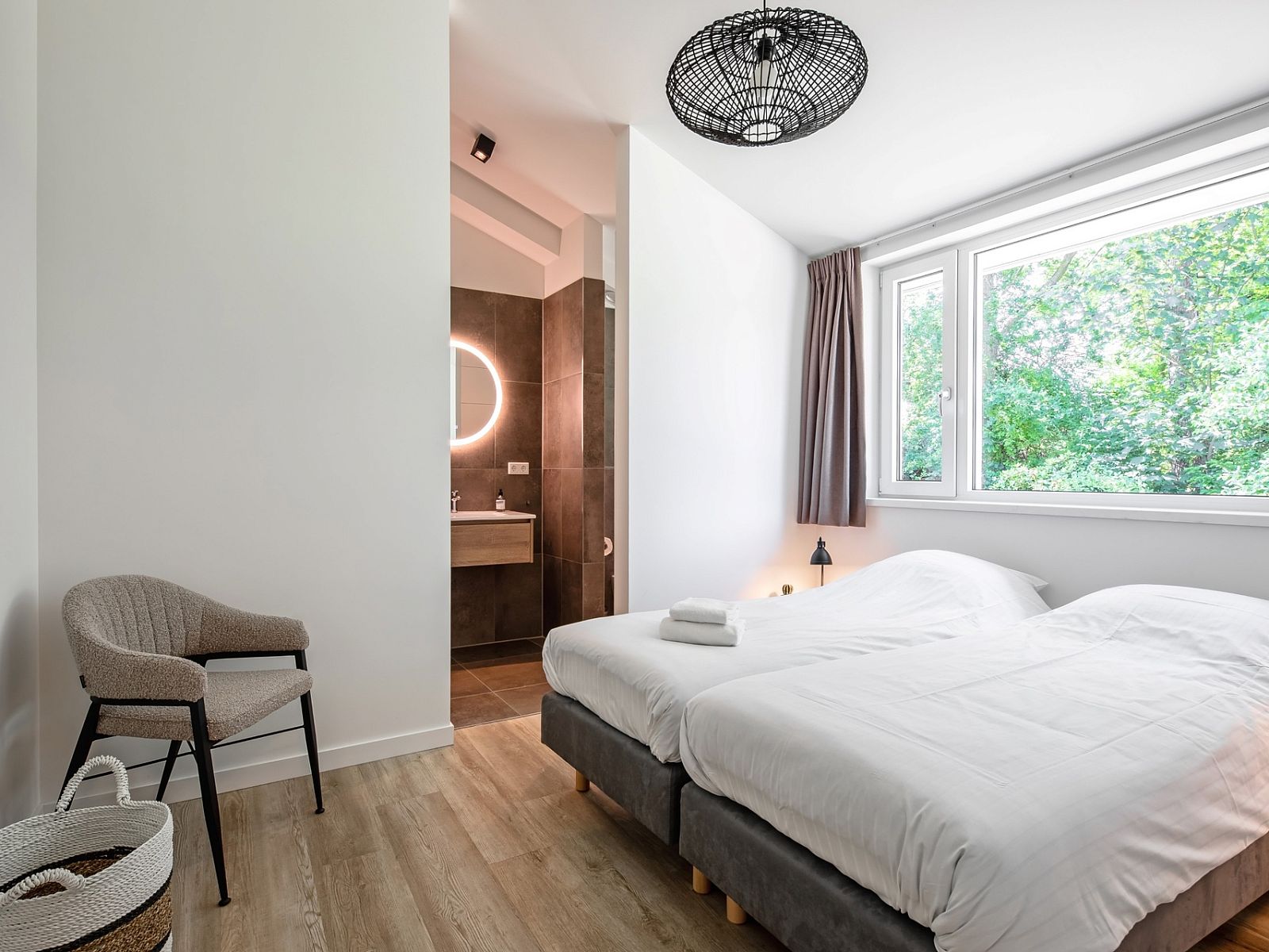 Comfortabele slaapkamer in Tormentil vakantiehuis, De Dennen, Texel met ensuite badkamer.