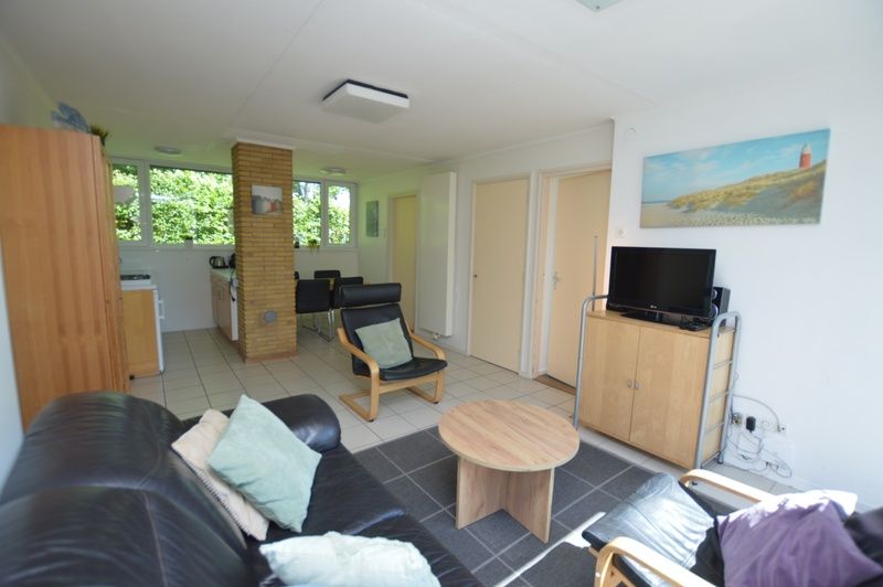 Geraeumiges Interieur des Ferienhauses de Parel 262 in De Dennen, Texel. Perfekt fuer einen Familienurlaub auf den Watteninseln.