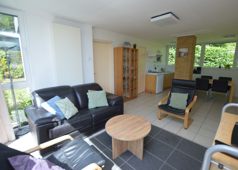 Offener Wohnbereich und Kueche im Ferienhaus de Parel 262, De Dennen, Texel. Erleben Sie Komfort auf den Watteninseln.