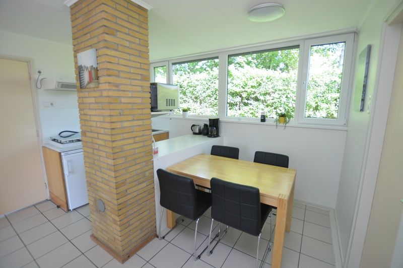 Essecke im Ferienhaus de Parel 262, De Dennen, Texel. Geniessen Sie Ihre Mahlzeiten mit Blick auf die Natur der Watteninseln.