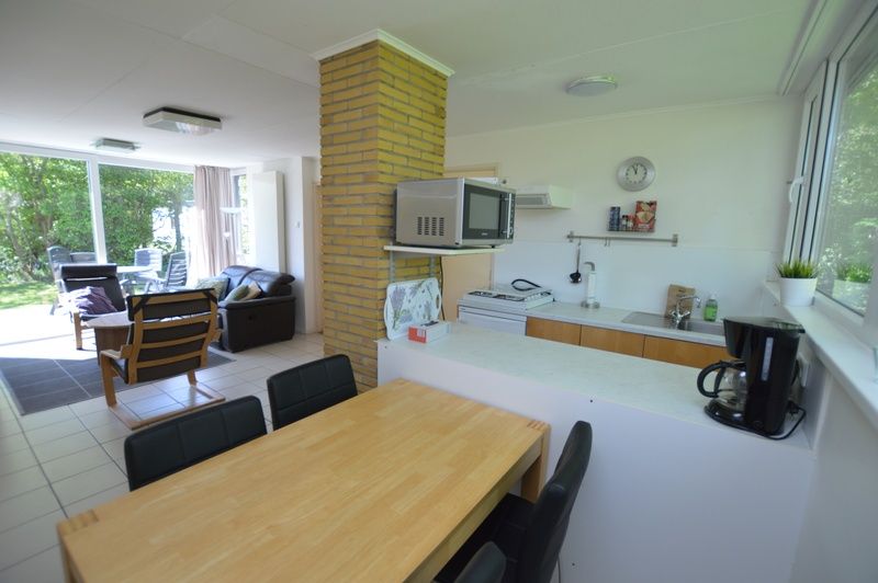 Moderne Kueche im Ferienhaus de Parel 262, De Dennen, Texel. Vollstaendig ausgestattet fuer einen Aufenthalt auf den Watteninseln.