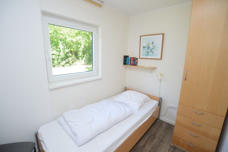 Schlafzimmer mit Einzelbett in Ferienhaus de Parel 262, De Dennen, Texel. Ruhiger Ort auf den Watteninseln.