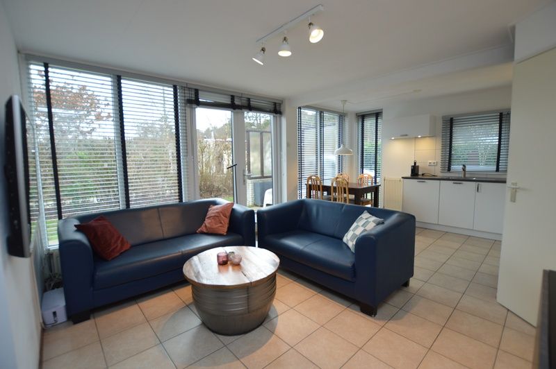 Open keuken en woonkamer in Vakantiehuis de Parel 244, De Dennen, Texel voor een gezellige sfeer.