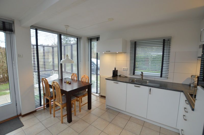 Eethoek en keuken in Vakantiehuis de Parel 244, De Dennen, Texel met veel natuurlijk licht.