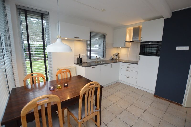 Ruime keuken en eetruimte in Vakantiehuis de Parel 244, De Dennen, Texel voor culinaire momenten.