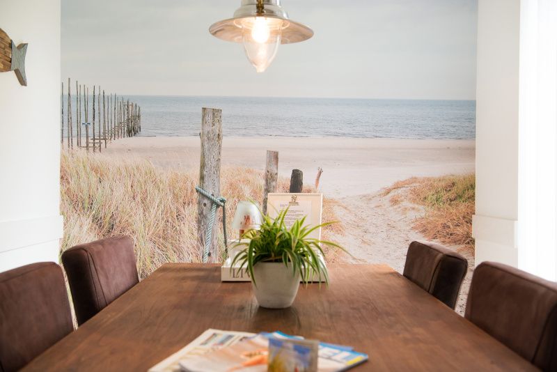 Eethoek in vakantiehuis Gortersmient 278, Bungalowpark Gortersmient, De Dennen, Texel, met strandthema decoratie.