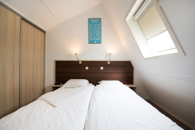 Comfortabele slaapkamer in vakantiehuis Gortersmient 278, Bungalowpark Gortersmient, De Dennen, Texel, met tweepersoonsbed.