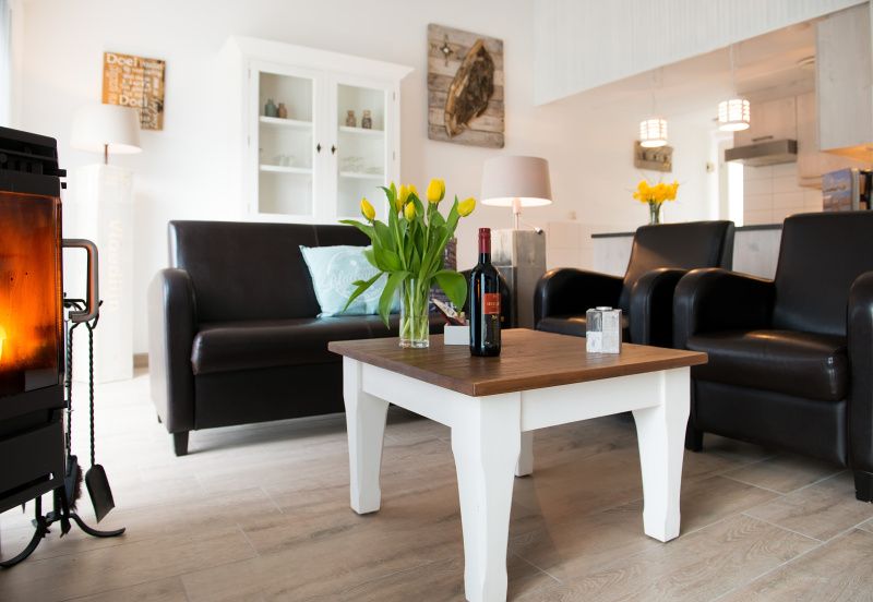 Stijlvolle zithoek in vakantiehuis Gortersmient 278, Bungalowpark Gortersmient, De Dennen, Texel, met comfortabele stoelen.