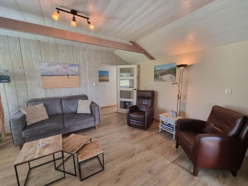 Cozy living room of Weidezicht vacation home in De Dennen, Texel with comfortable seating.