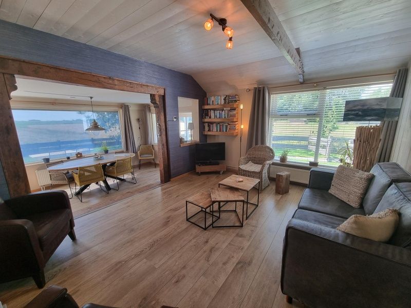 Spacious living space in Weidezicht vacation home, De Dennen, Texel overlooking the garden.