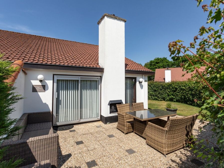 Geniessen Sie die sonnige Terrasse des Ferienhauses Gortersmient 308 in De Dennen, Texel. Perfekt fuer entspannte Mahlzeiten im Freien.