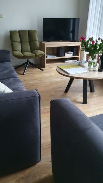 Stilvolle Sitzecke mit Flachbildfernseher im Ferienhaus Gortersmient 308, Texel. Komfortabler Aufenthalt in De Dennen.