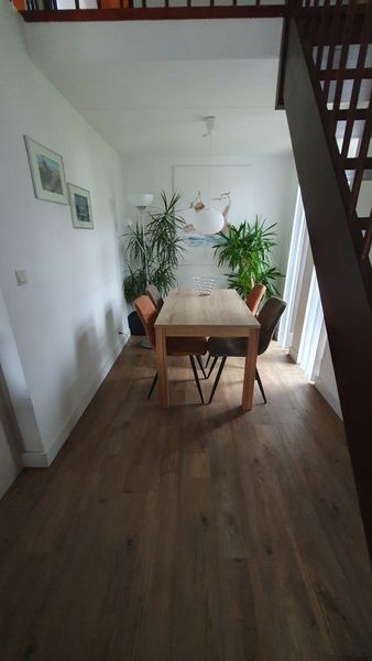 Essecke mit Holztisch im Ferienhaus Gortersmient 308, Texel. Gemuetliches Esszimmer im Bungalowpark Gortersmient, De Dennen.