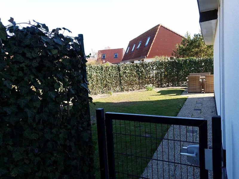 Umzaeunter Garten des Ferienhauses Gortersmient 308, Texel. Privatsphaere und Ruhe im Bungalowpark Gortersmient, De Dennen.