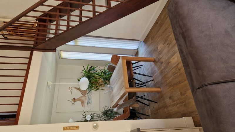 Essecke mit Holztisch und Stuehlen im Ferienhaus Gortersmient 308, Texel. Stilvolle Einrichtung in De Dennen.